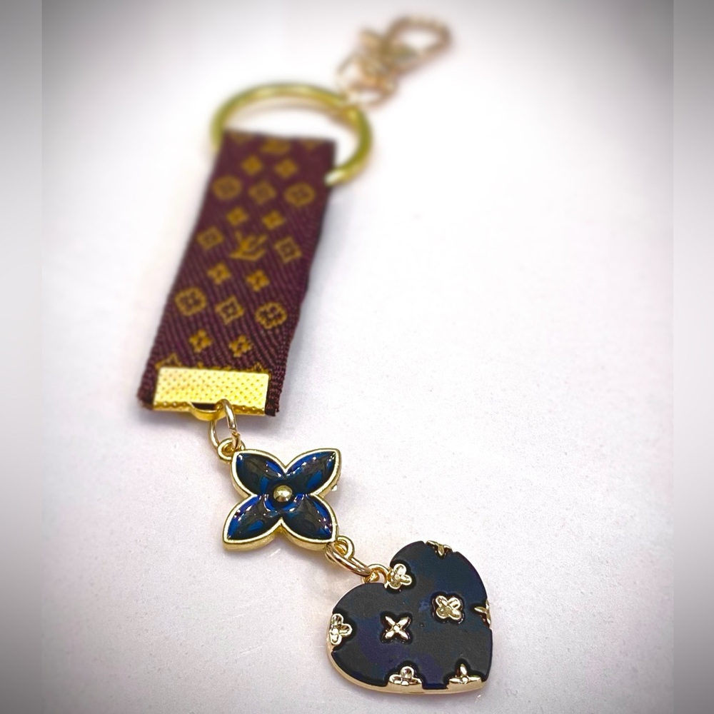 Luxury LV Bag Accessory Purse Heart Logo Charm Keychain